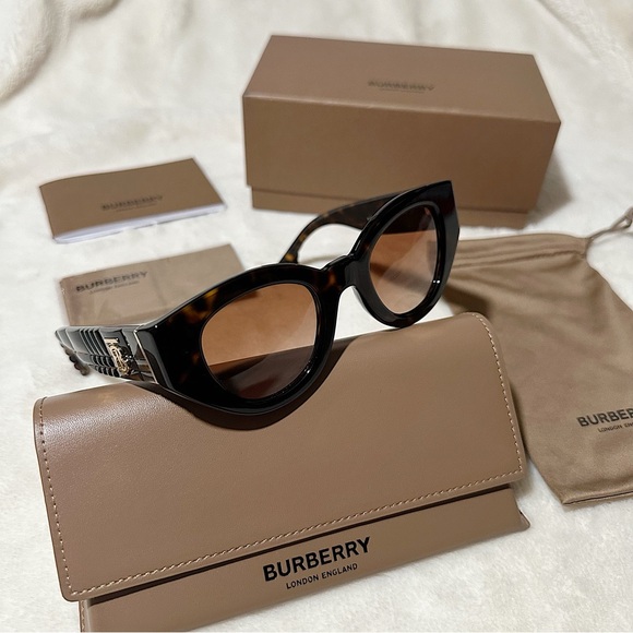 Burberry BE4390 Meadow Tortoise Frame Brown Gradient Lenses Sunglasses $398 - Picture 1 of 8